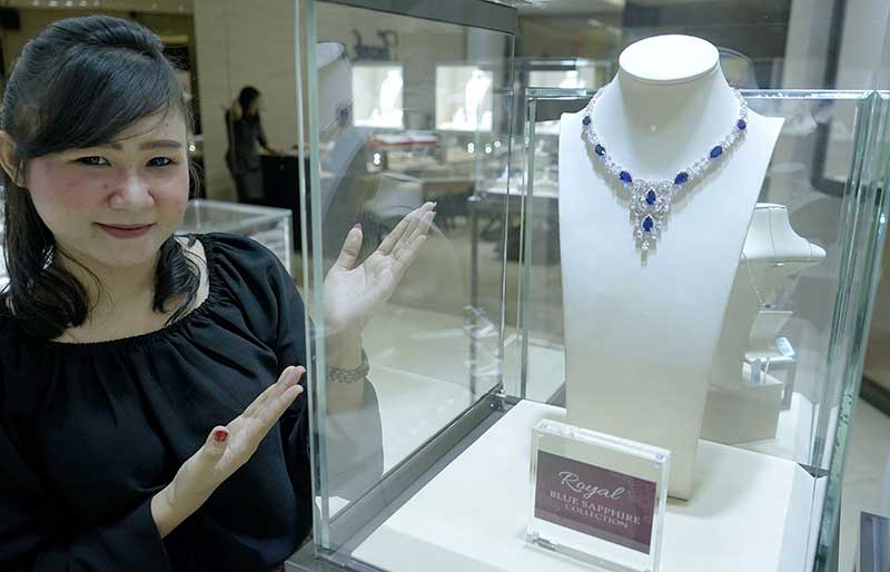 PAMERKAN: Karyawan Perhiasan Frank & Co memamerkan koleksi perhiasan blue sapphire, di Mal SKA Pekanbaru, Jumat (29/3/2019). (DEFIZAL/RIAU POS)