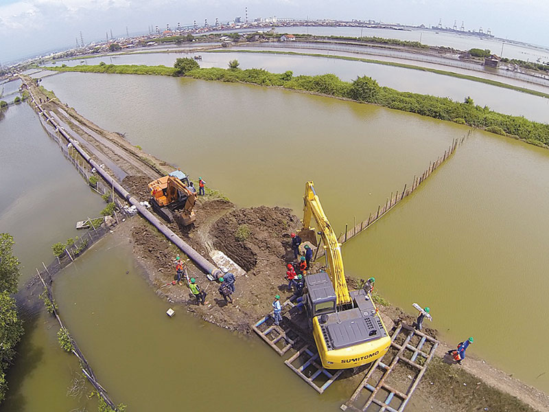 Petugas  PT Gagas Energi Indonesia (Gagas) mengecek meteran gas, baru-baru ini.(PGN FOR RIAU POS)