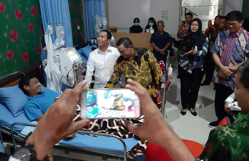 KUNJUNGI PASIEN: Wakil Gubernur Riau Brigjen TNI (Purn) Edy Natar Nasution didampingi Dirut Klinik Utama Ginjal Sehat Pekanbaru dr MS Rahmansyah mengunjungi pasien hemodialisa yang tengah menikmati layanan di Klinik Ginjal Sehat. (PRAPTI DWI LESTARI/RIAU