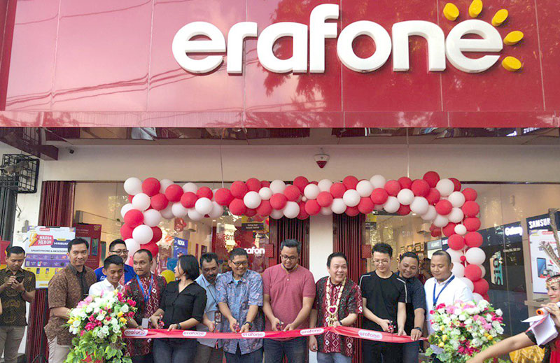 GUNTING PITA: Director Marketing and Communications Erajaya Group Djatmiko Wardoyo menggunting pita dalam peresmian 9 outlet Erajaya Reail Group, Jumat (26/7/2019). (ERAJAYA RETAIL GROUP FOR RIAU POS)