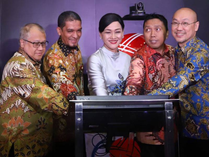 Friderica Widyasari Dewi (tengah) ketika menjabat Direktur Utama PT Kustodian Sentral Efek Indonesia (KSEI), menekan tombol saat peluncuran fasilitas AKSes (Acuan Kepemilikan Sekuritas) generasi terbaru atau AKSes Next Generation (AKSes Next-G) di Bursa E