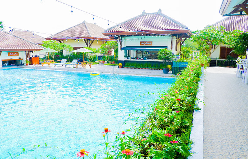 ASRI: Suasana dengan konsep yang asri Garden Inn Labersa Hotel. Tampak kolam renang yang bersih, cocok untuk melepas lelah. (PRAPTI DWI LESTARI/RIAU POS)