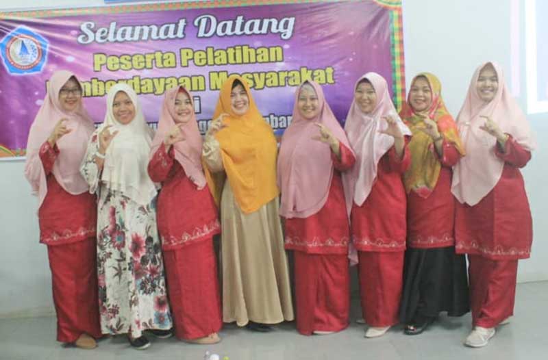 FOTO BERSAMA: Ketua Program Studi Ilmu Kesehatan Masyarakat STIKes Payung Negeri Pekanbaru Dwi Sapta MKes (empat kiri) dan pemateri Wakil Ketua Pengurus Daerah Ikatan Ahli Kesehatan Masyarakat Indonesia (IAKMI) Provinsi Riau dr Fauziah MKes (lima kiri) fo