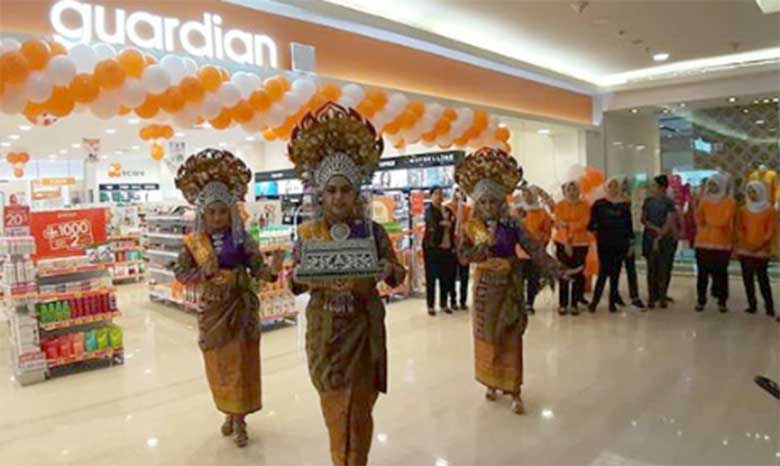 MENARI: Penari berpakaian Melayu membawa tepak sirih saat grand opening Guardian di CS Mall, Ahad (5/5/2019). (PRAPTI DWI LESTARI/RIAU POS)