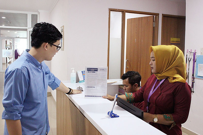 Resepsionis menjelaskan sejumlah pelayanan kesehatan yang ada di RS Prima Pekanbaru kepada masyarakat, Selasa (13/8/2019). (PRAPTI DWI LESTARI RIAUPOS)