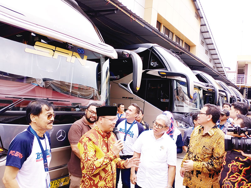 Gubernur Bengkulu Dr Rohidin Mersah saat memberi testimoni terkait bus SAN yang baru saja diluncurkan di BizzIt, Ahad (1/12/2019). (*3/said mufti/riau pos)