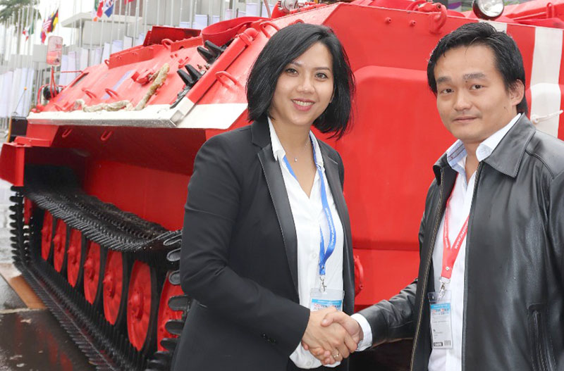 BERSALAMAN: Direktur PT Sena Sanjaya Makmur Sejahtera, Sena Sanjaya (kanan) dan Perwakilan Muromteplovoz Dewi Ratih bersalaman di hadapan tank pemadam kebakaran, kemarin. Tank inovasi baru ini telah dihadirkan pada ajang Indo Firex 2019 yang berlangsung d