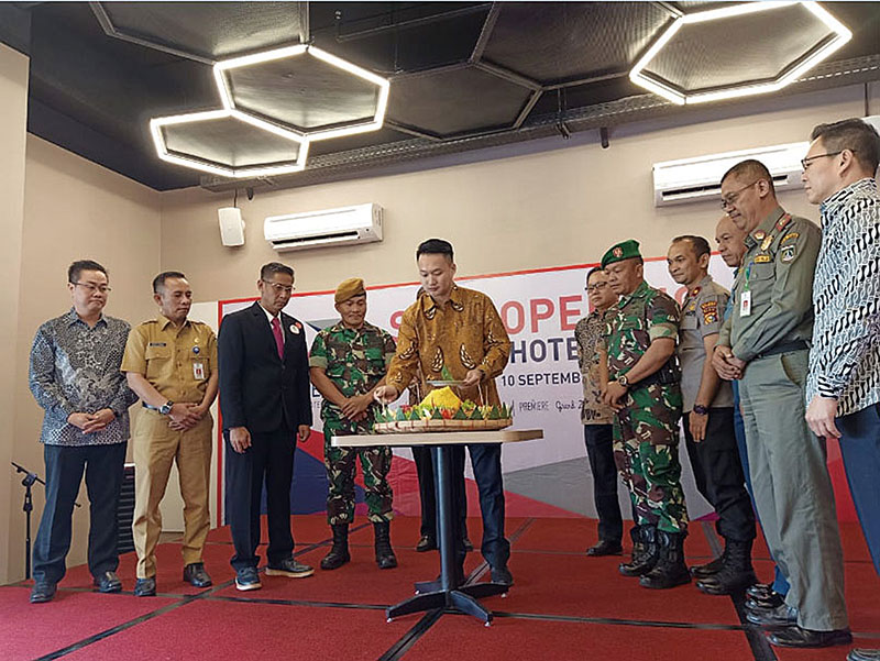 POTONG TUMPENG: Executive Direktur ZHM Diaz Kurniawan (lima kiri) didampingi manajemen lainnya memotong tumpeng saat soft opening The Zuri Dumai, Selasa (10/9/2019).(hasanal bolkiah/ RIAU POS)