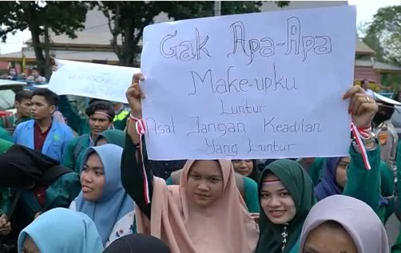 Aksi demo mahasiswa dan pelajar, Senin (30/9-2019) sore di Gedung DPRD Riau Pekanbaru. (DEFIZAL/RIAUPOS.CO)