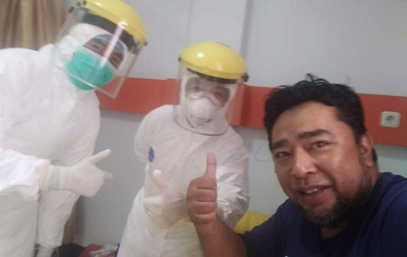 BERSAMA: Said Mufti swafoto bersama dokter Rohani dan perawat Hasbi, beberapa waktu lalu. (SAID MUFTI/RIAU POS)