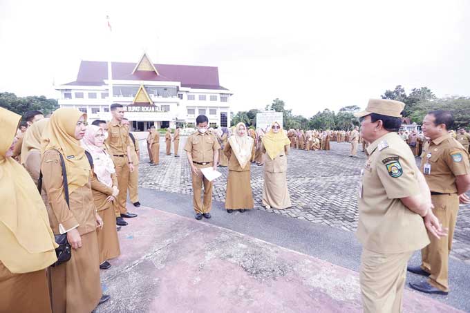 Bupati Rohul H Sukiman melakukan inspeksi mendadak terhadap kedisiplinan ASN dan PPPK mengikuti apel gabungan OPD di lapangan upacara Kantor Bupati Rohul, baru-baru ini.