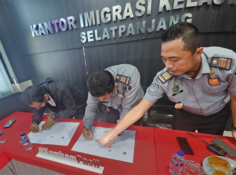 Ketua Koperasi PWI bersama Plh Kepala Kantor Imigrasi Selatpanjang, Rianto didampingi Seksi Teknologi Informasi dan Komunikasi, Yuris menandatangani perjanjian kerja sama di Kantor Imigrasi, Rabu (21/11/2023) siang.
