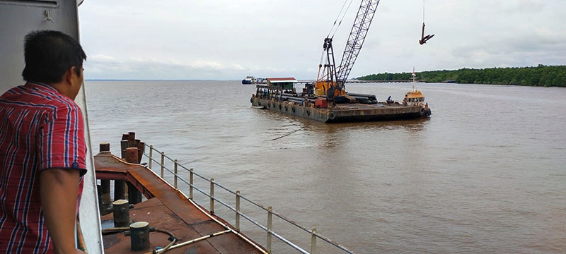 Kapal ponton terlihat sedang stanby menunggu air pasang naik untuk memperbaiki dermaga roro di Air Putih, Bengkalis, Kamis (10/11/2022).