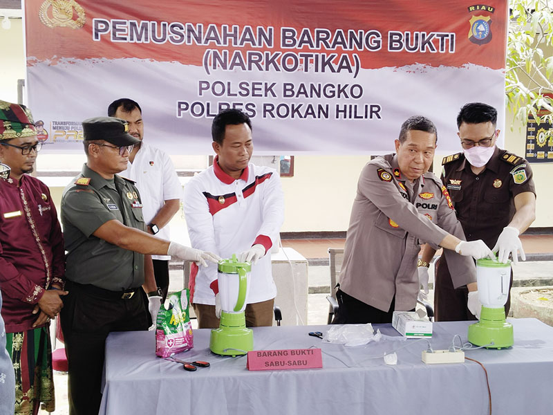 Wabup Rohil H Sulaiman, Kapolsek Bangko Kompol Dedi serta perwakilan forkopimda melakukan pemusnahan barang bukti narkoba jenis sabu dengan cara diblender, Kamis (3/8/2023).Â 