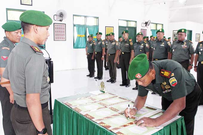 Dandim 0314/Inhil Letkol Arh M Nahruddin Roshid, menyaksikan penandatanganan berkas serah terima jabatan oleh salah seorang perwakilan perwira, Kamis (20/10/2022).
