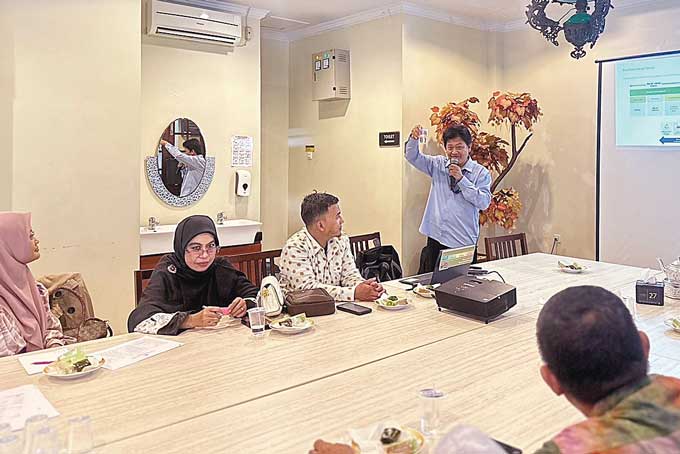 Pakar tekstil dan serat kain dari PT Asia Pacific Rayon (APR) Asep Dadang Kusmiran saat meÂ­nyamÂ­paikan materi dalam  Kelas Berbagi Keempat gelaran AsoÂ­siasi Pertekstilan Indonesia (API), Rabu (31/5/2023).