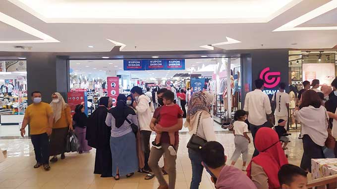 Masyarakat Pekanbaru masih banyak yang berkunjung ke Matahari Department Store, baru-baru ini.