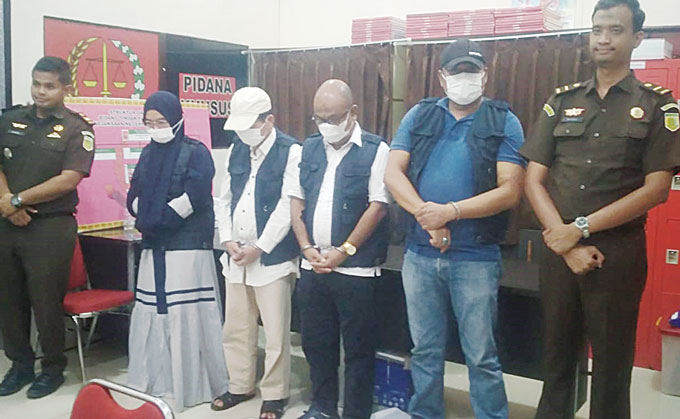 Para tersangka perkaraÂ korupsi penyelewengan dana APBD Provinsi Riau pada pembangunan unit sekolah baru gedung SMA Negeri 1 Tembilahan  saat menjalani proses Tahap II, Selasa (30/5/2023).