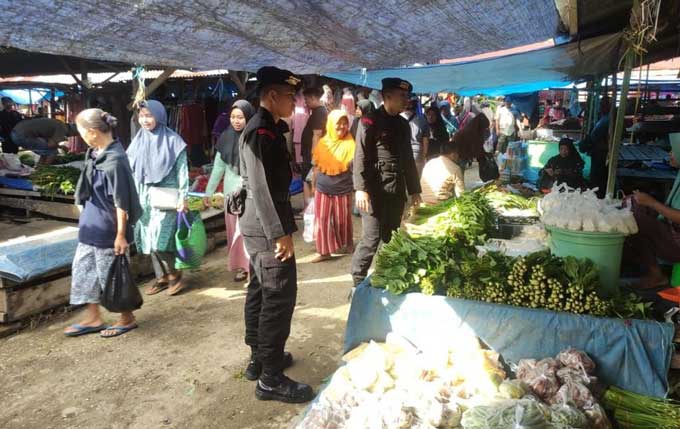 Personel Brimobda Riau saat melakukan patroli dialogis di pasar tradisional, Pekanbaru, akhir pekan kemarin.