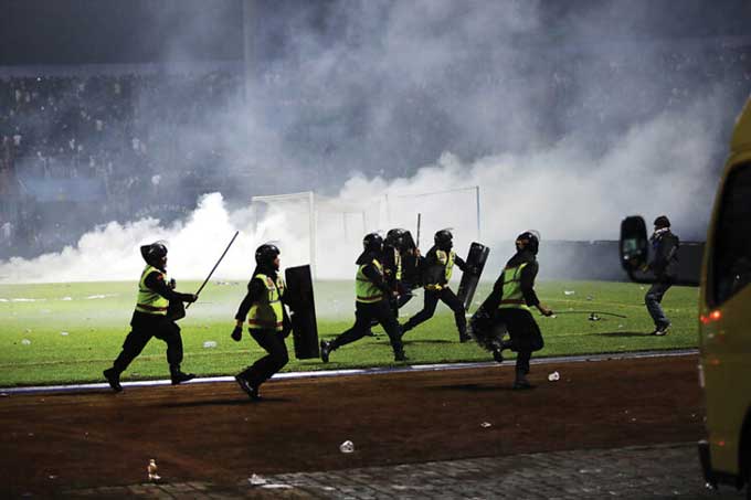Gas air mata menyelimuti Stadion Kanjuruhan, Kabupaten Malang, saat aparat keamanan menghalau Aremania yang turun ke lapangan, beberapa waktu lalu.