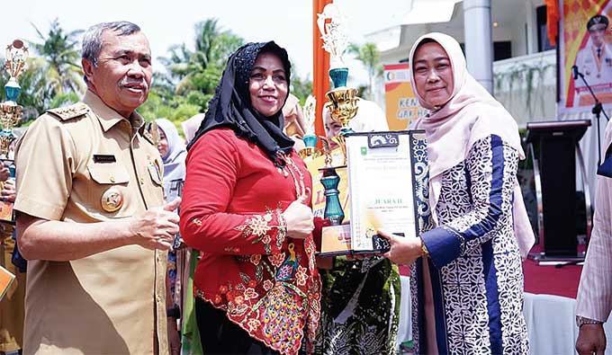 Ketua TP-PKK Siak Rasidah Alfedri menerima piala dan sertifikat dari Hj Misnarni dan Gubri Syamsuar sebagai juara 2 lomba cipta menu beragam, bergizi seimbang dan aman (B2SA) tingkat Provinsi Riau pada 2022 di Pekanbaru pada Selasa (13/9/2022).