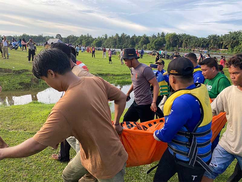 Jajaran Polsek Tambang bersama tim dan masyarakat mengevakuasiÂ  jasad mahasiswa Politeknik Caltex Riau (PCR) yang tenggelam di Pulau Cinta Sungai Kampar, Desa Teluk Kenidai, Kecamatan Tambang, Kampar, Rabu (7/6/2023).