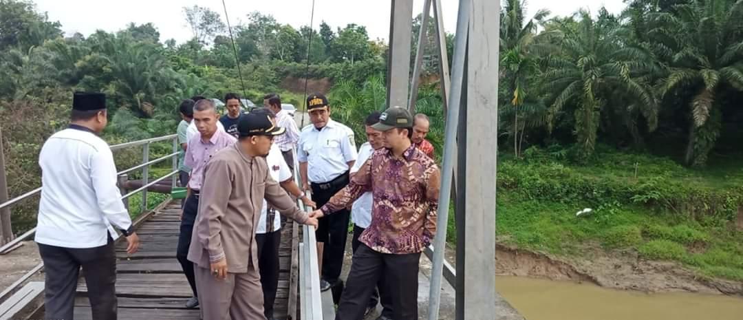Anggota DPR RI H Syahrul Aidi berbincang bersama anggota DPRD Kuansing Syafril ST saat meninjau kondisi bangunan jembatan penyeberangan Sungai Kuantan di Bandar Alai Kari, Kecamatan Kuantan Tengah, Rabu (18/3/2020). FOTO: JUPRSION/RIAUPOS.CO
