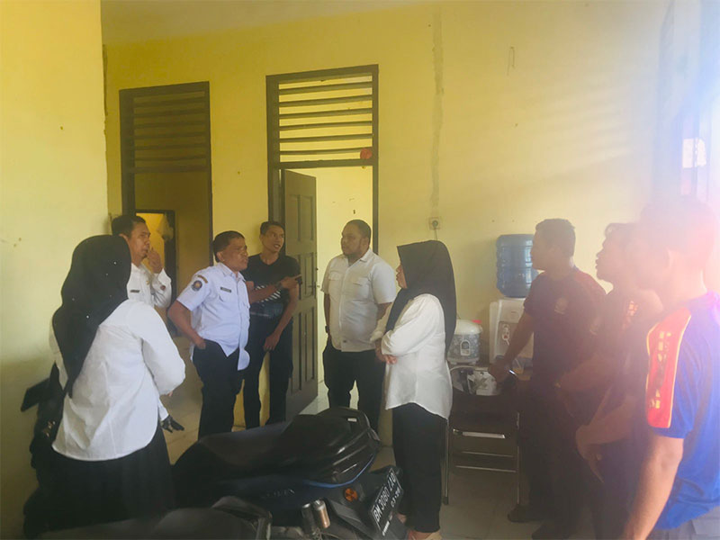 Kepala Dinas Pemadam Kebakaran dan Penyelamatan Kampar Hendri Dunan melakukanÂ  pengecekan Posko Damkar Kecamatan XIII Koto Kampar, Kabupaten Kampar, KamisÂ  (16/11/2023).