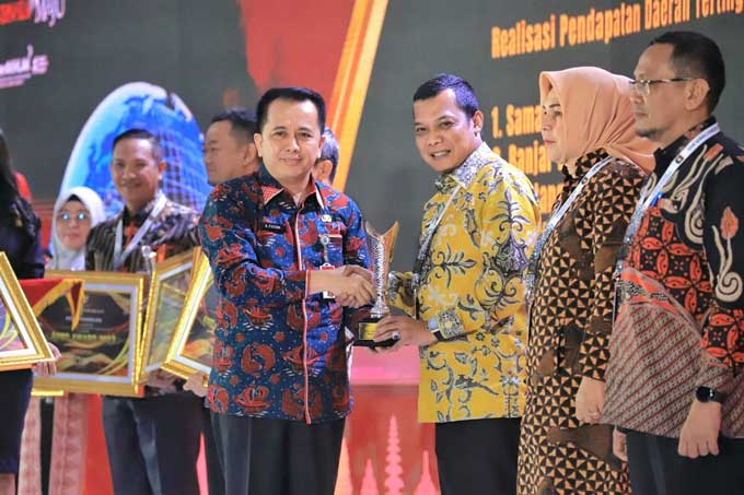 Pj Wako Pekanbaru Muflihun (tiga dari kanan) menerima penghargaan peringkat satu Kota Realisasi Belanja APBD Tertinggi tahun 2022  dalam APBD Award 2023 di Jakarta, Kamis (16/3/2023) yang diserahkan oleh Dirjen Bina Keuangan Daerah Kemendagri Agus Fatoni.