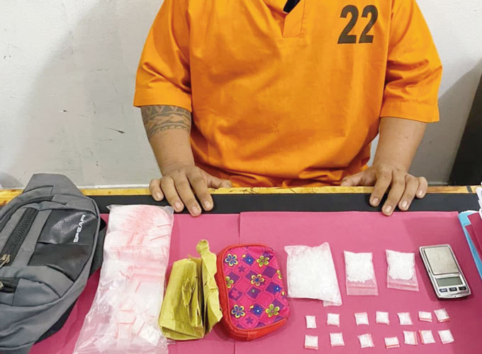 Tersangka bandar narkoba RY beserta barang bukti sabu-sabu saat  diamankan tim Satres Narkoba  Polres Pelalawan, Ahad (28/5/2023).