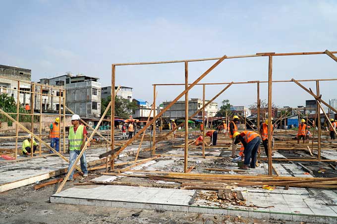 Para pekerja melakukan pembangunan Tempat Penampungan Sementara (TPS) pedagang di Pasar Cik Puan, Jalan Tuanku Tambusai, Pekanbaru, beberapa waktu lalu.