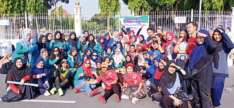 Koalisi Anti Diskriminasi (Kasai) Riau berfoto bersama dengan anggota DPRD Riau Ade Hartati di International Women Day (IWD), Ahad (8/3/2020). (SOFIAH/RIAU POS)