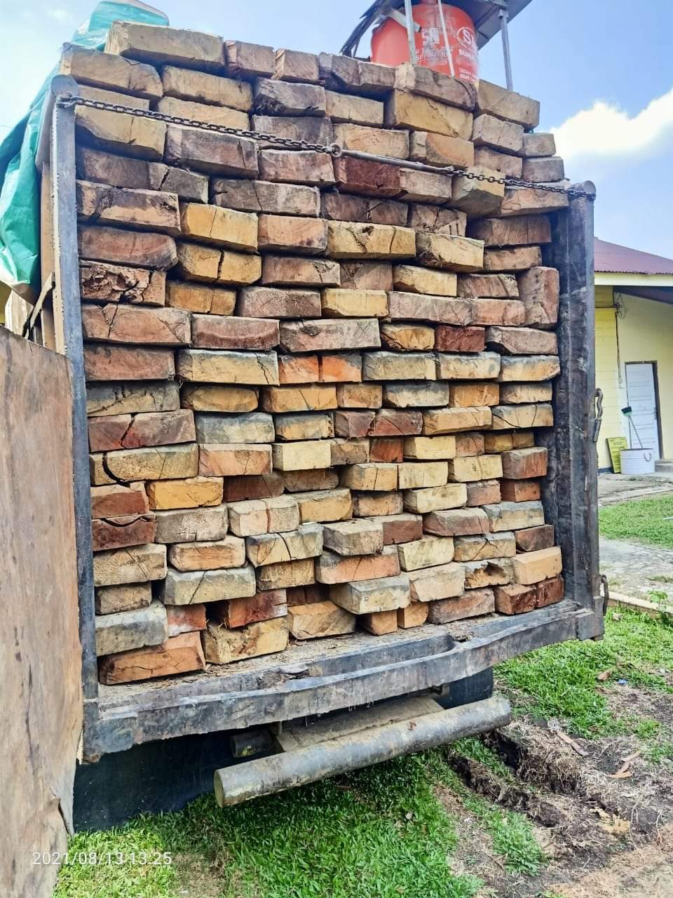 Barang bukti kayu diduga hasil pembalakan liar di HPT Lipai Siabu Sumpu yang diamankan di Polsek Singingi, baru-baru ini.