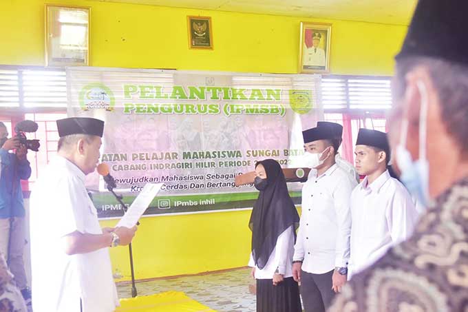 Wakil Bupati (Wabup) Indragiri Hilir (Inhil) H Syamsuddin Uti (SU) melantik Pengurus Ikatan Pelajar Mahasiswa Sungai Batang (IPMS) periode 2022-2023, Ahad (8/5/2022).