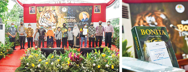 Menteri LHK Siti Nurbaya Bakar memberikan beasiswa kepada dua putra almarhum Haidir Anwar Tanjung, penulis buku Bonita: Hikayat Sang Raja di Jakarta, Jumat (27/11/2020). (KEMENTERIAN LHK FOR RIAUPOS.CO)