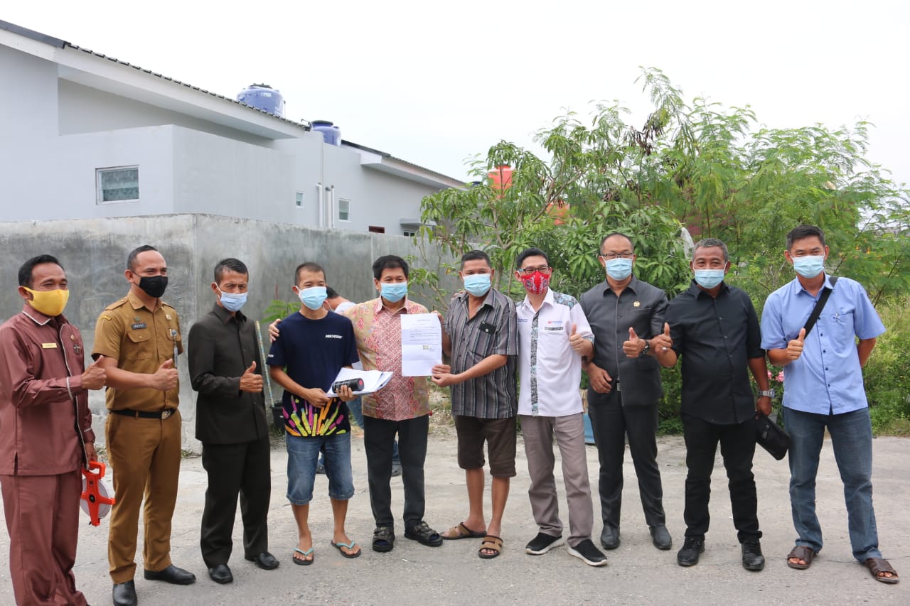 Pengembang bersepakat menghibahkan lahan seluas 9x25 m kepada warga komplek untuk dijadikan fasos, dibuktikan dengan penandatangan pernyataan bersama di lokasi Villa Karya Bakti Hausing, Payung Sekaki, Pekanbaru.(IST)