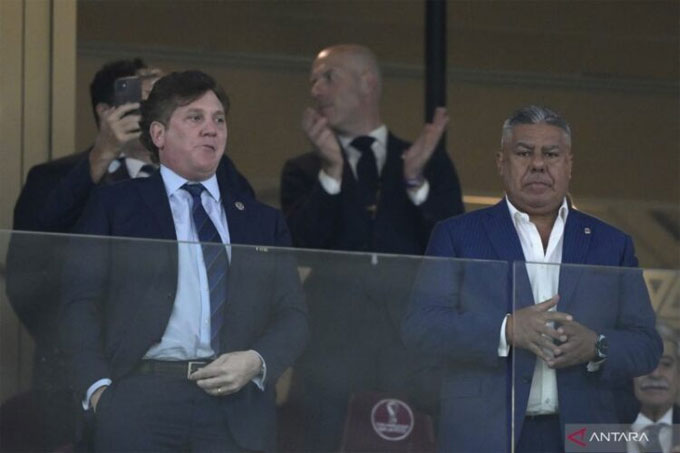 Presiden CONMEBOL Alejandro Dominguez (kiri) bersama Presiden asosiasi sepak bola Argentina Claudio Fabian Tapia (kanan) saat menyaksikan laga perempat final Piala Dunia 2022 Qatar antara Belanda kontra Argentina di Lusail Stadium, Doha, pada 9 Desember 2