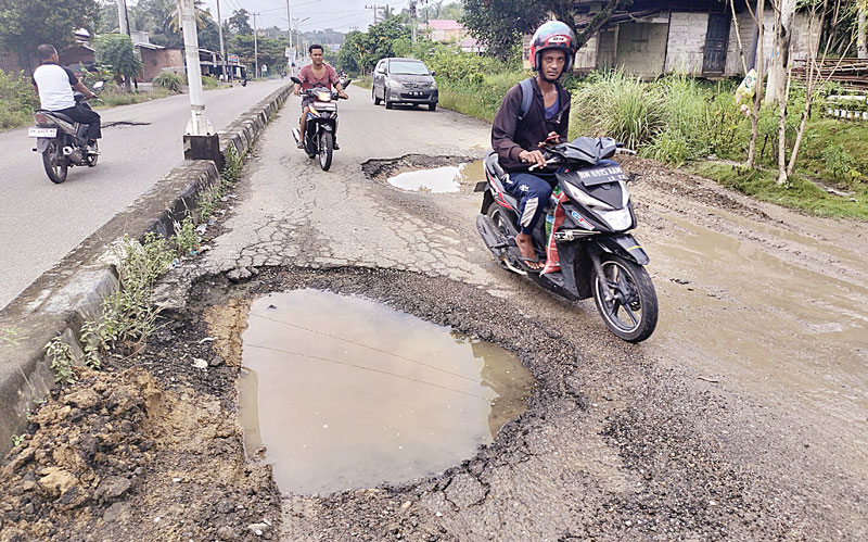 Kondisi ruas jalan provinsi Simpang Kumu-Kota Tengah tepatnya di jalan jalur dua Desa Sejati, Kecamatan Rambah Hilir, Kabupaten Rohul berlubang dan bergelombang, Selasa (21/11/2023).