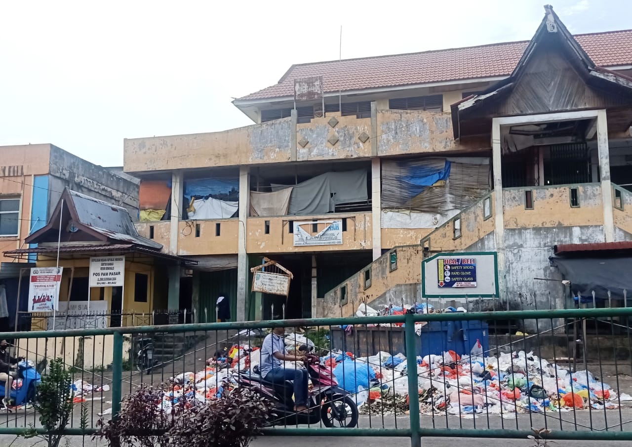 Sampah yang berserakan di kawasan Pasar Dewi Sartika, Jalan Jenderal Sudirman, Kecamatan Mandau, Kabupaten Bengkalis, Ahad (24/5/2020).(*1/RIAUPOS.CO)