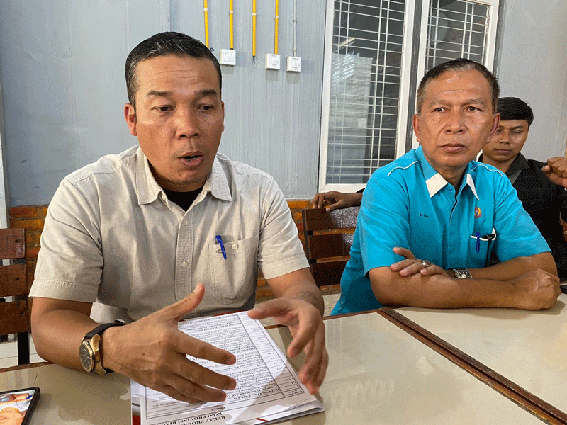 Wakil Ketua III KONI Riau Khairul Fahmi (kiri) didampingi Sekum KONI Riau Edi Satria memberi keterangan saat menggelar konferensi pers, Selasa (26/9/2023).