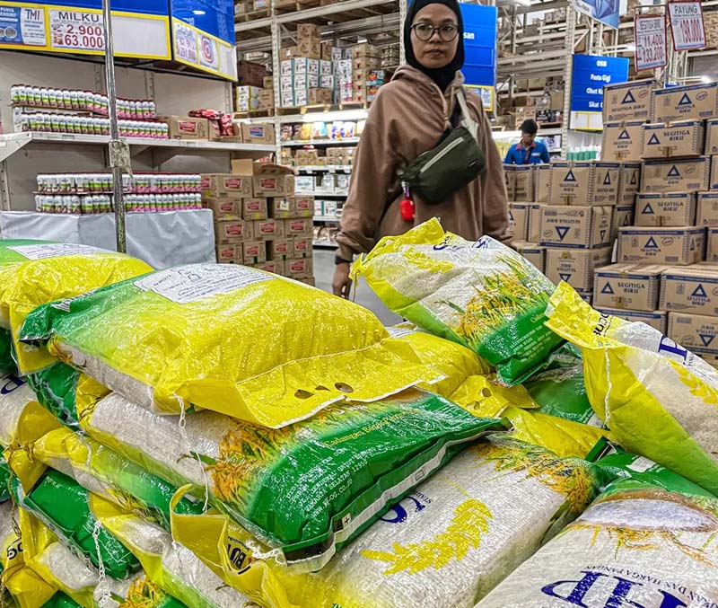 Warga membeli beras yang dijual di salah satu gerai ritel modern kawasan Ciputat, Tangerang Selatan, Banten, Kamis (2/11/2023).