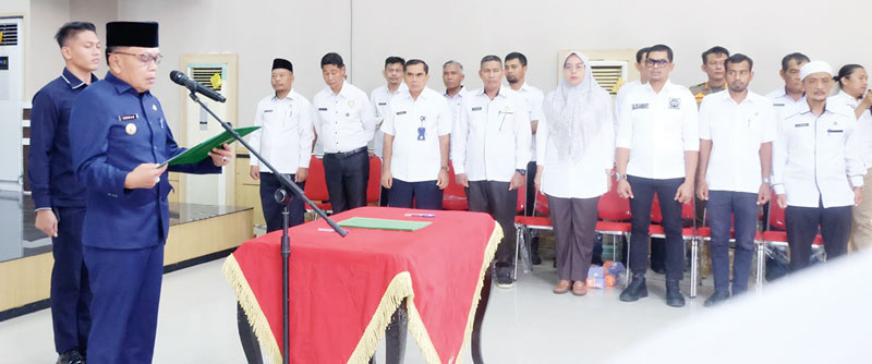 Plt  Bupati Kepulauan Meranti  H Asmar  melantik dan mengambil sumpah pejabat di  Pemkab Kepulauan Meranti di Selatpanjang, Rabu (8/11/2023).