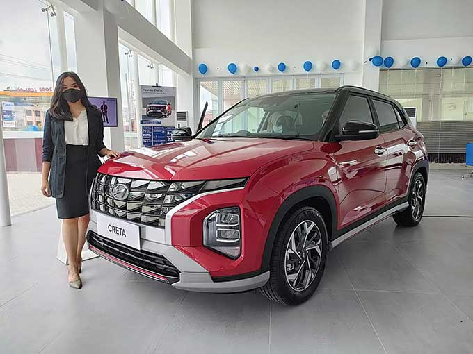 Karyawan memperlihatkan Hyundai Creta yang dipajang di dealer Hyundai Arista Riau, Jalan Riau, Pekanbaru, Senin (7/2/2022).