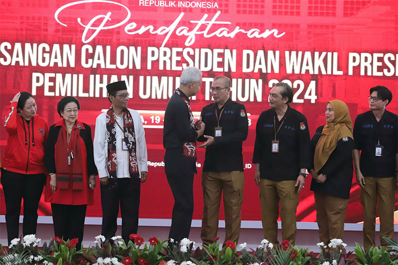 Ketua Umum PDIP Megawati Soekarnoputri menyerahkan berkas pendaftaran Bakal Calon Presiden dan Wakil Presiden kepada Ketua KPU Hasyim Asyari disaksikan oleh Bakal Pasangan Calon Presiden dan Wakil Pasangan calon.