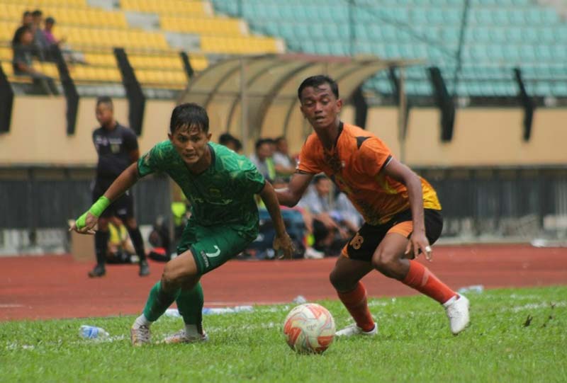 Pemain Tornado FC (kanan) dan pemain PS Siak berebut bola dalam laga final Liga 3 Zona Riau 2023 di Stadion Utama Riau, Sabtu (16/12/2023).