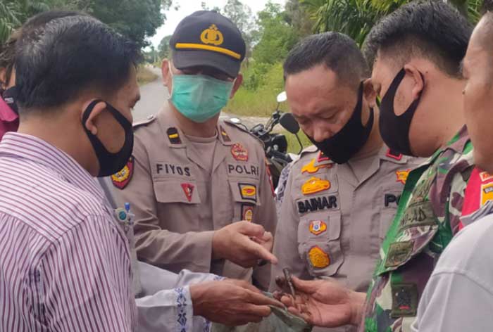Kapolsek Bukitraya Kompol Bainar bersama warga evakuasi amunisi di parit Jalan Pias, RT 04 RW 08, Tangkerang Barat, Kecamatan Marpoyan Damai. Selasa (23/6/2020). (POLSEK BUKITRAYA FOR RIAUPOS.CO)