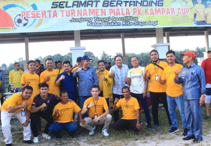 Pj Bupati Kampar Kamsol, Ketua DPD Partai Golkar Kampar foto bersama panitia turnamen sepakbola memperebutkan piala PK Partai Golkar Kecamatan Kampar Firdaus SHI di Desa Batu Belah, Kecamatan Kampar, Kabupaten Kampar, Senin (12/9/2022).