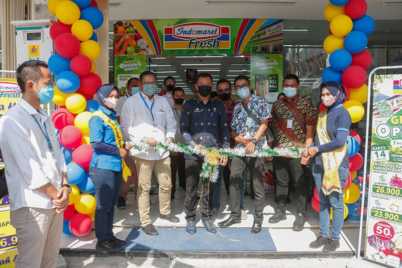 Deputy Branch Manager Ichsan Kusuma Ismail bersama Sekretaris Disperindag Pekanbaru Harry Pratama, memotong pita saat peresmian Indomaret Fresh Sudirman 422, Kamis (14/4/2022). Indomaret Fresh Sudirman 422 ini merupakan yang ke-4 diresmikan di Pekanbaru.