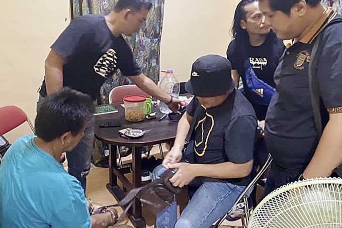 Tersangka kasus pembegalan yang memperkosa korbannya berinisial ZS (baju biru) saat diamankan Kepolisian Daerah (Polda) Riau, Senin (1/5/2023).