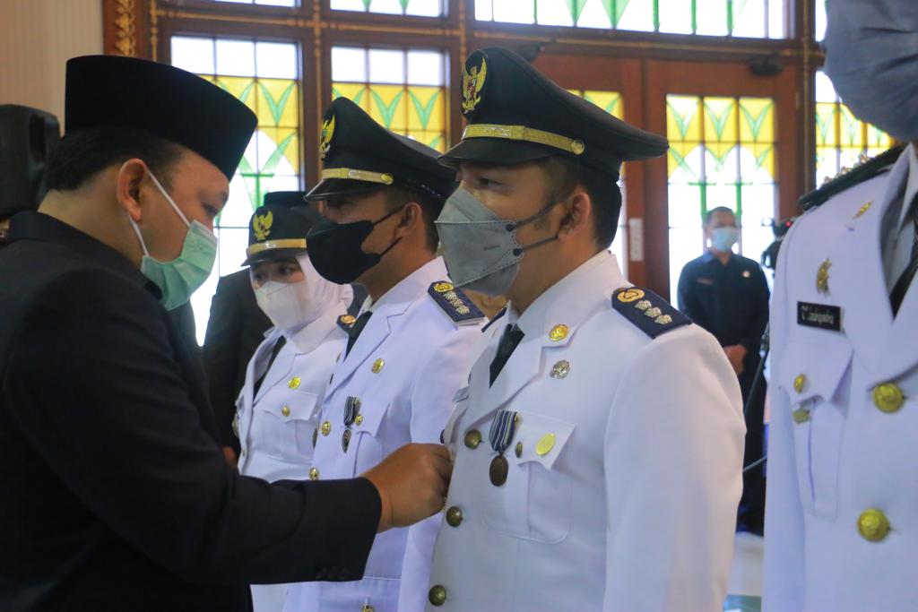 Wabup Husni Merza menyematkan tanda jabatan kepada Camat Siak Muhammad Hassanal Lufti sebelumnya menjabat sebagai Camat Kerinci Kanan menggantikan Tengku Indra Putra di Gedung Raja Indra Pahlawan Lt 2 Kantor Bupati Siak, Selasa (1/3/2022).